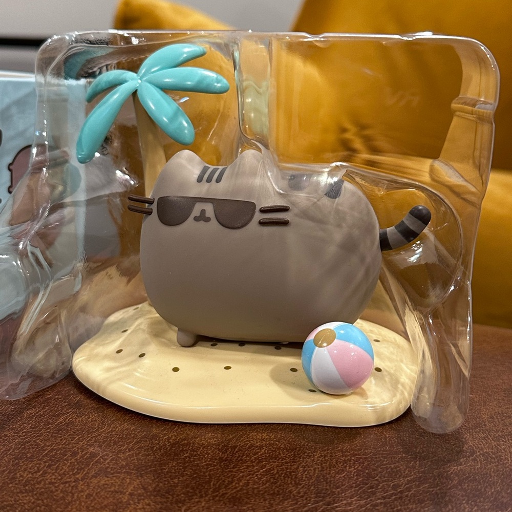 Vacation Pusheen vinyl figure from Pusheen Box